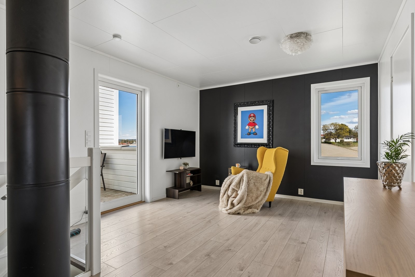 Fra stuen er det utgang til en nordvendt altan, utstyrt med utebelysning og stråleovn. Galleribilde
