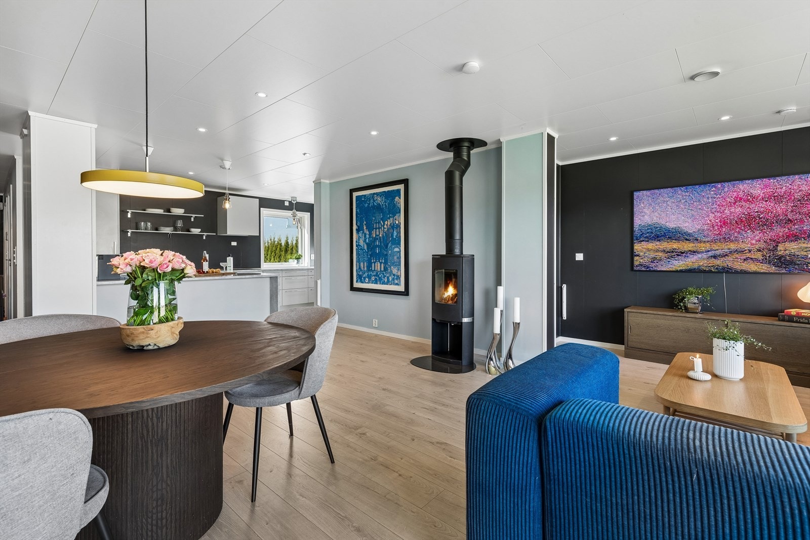 God plass til både sofagruppe og spisebord, med downlights i himlingen for jevn belysning. Galleribilde