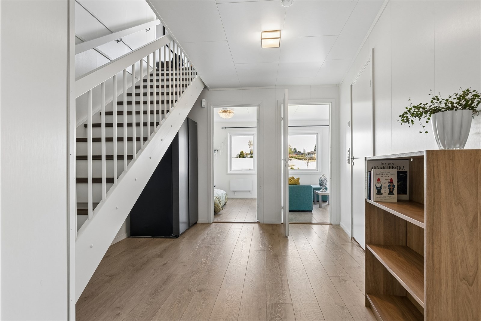 Gang i underetasjen som gir adkomst til etasjens rom. Galleribilde