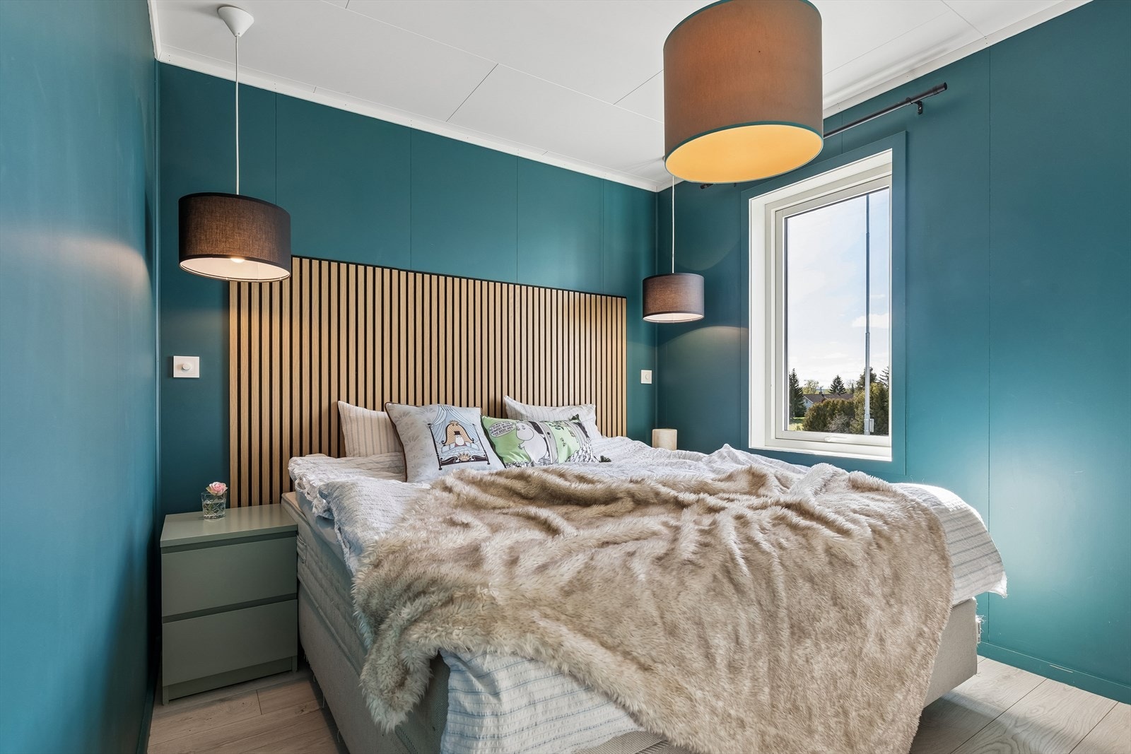 Et av boligens fire soverom, med god plass til dobbeltseng. I tilknytning til dette hovedsoverommet finnes ett praktisk omkledningsrom. Galleribilde