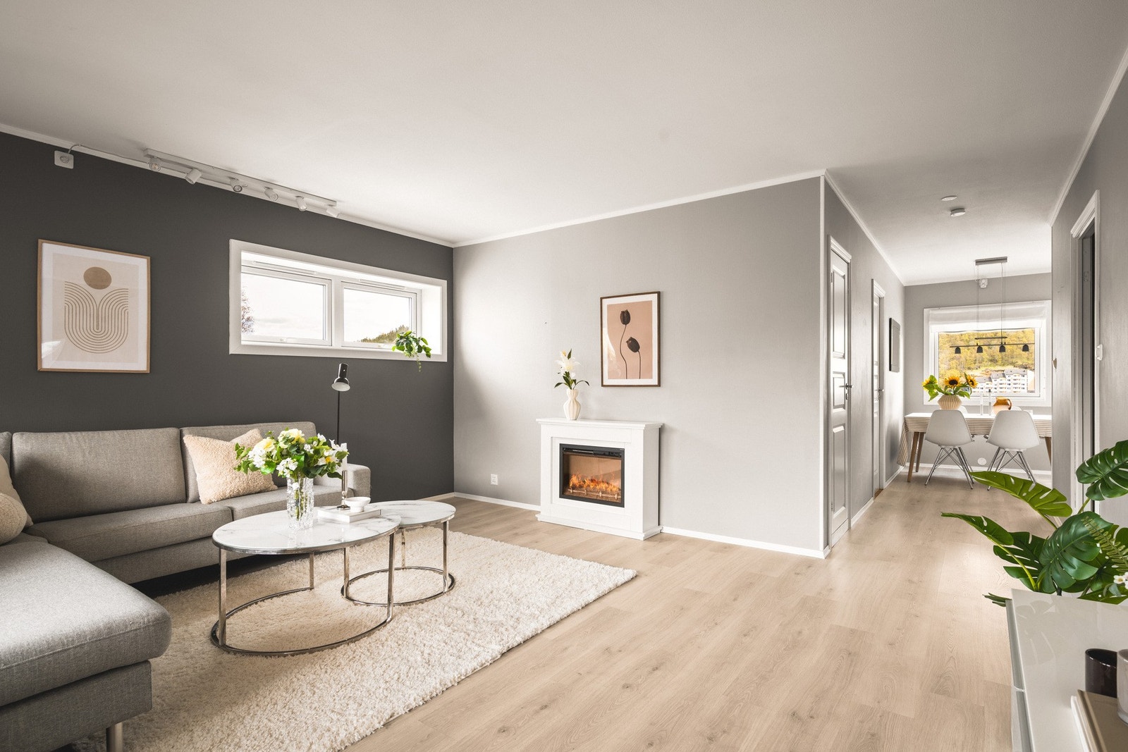 Videre leder gangen inn til den romslige stuen på 24,2 m². Galleribilde