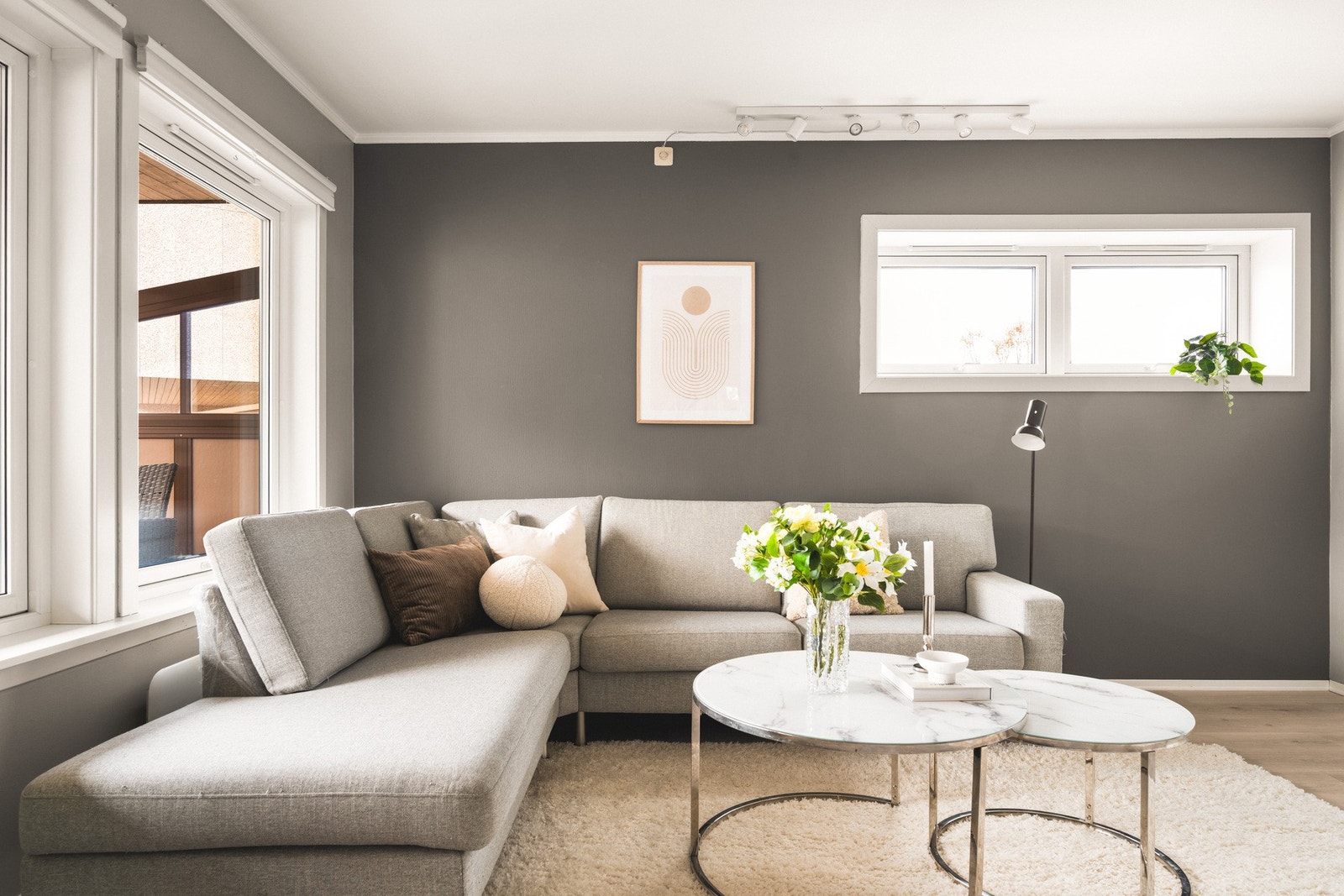 Her er det god plass til både sofagruppe og øvrig møblement. Galleribilde