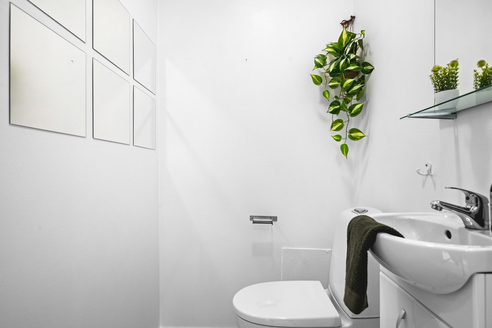 I tillegg til badet har boligen et praktisk toalettrom. Her ble det lagt nytt gulvbelegg i 2022, og det ble samtidig montert ny servant og nytt møblement. Galleribilde