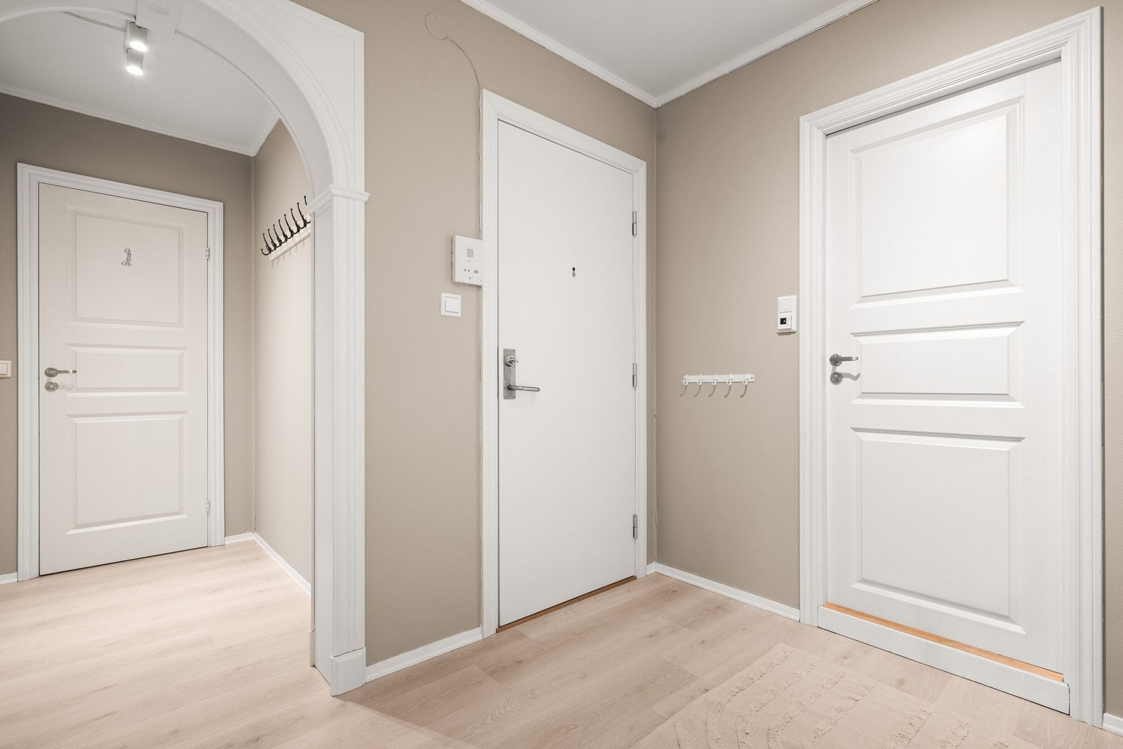 Det første som møter deg er en romslig entré og gang. Galleribilde