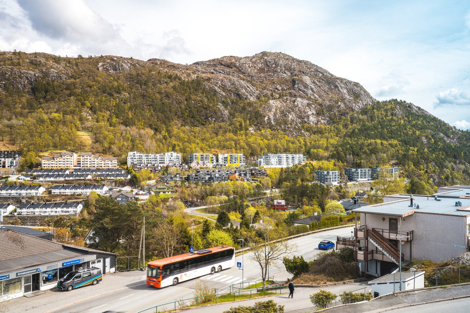 Området kombinerer rolige omgivelser med nærhet til daglige servicetilbud, skoler, barnehager og gode kollektivforbindelser. Galleribilde