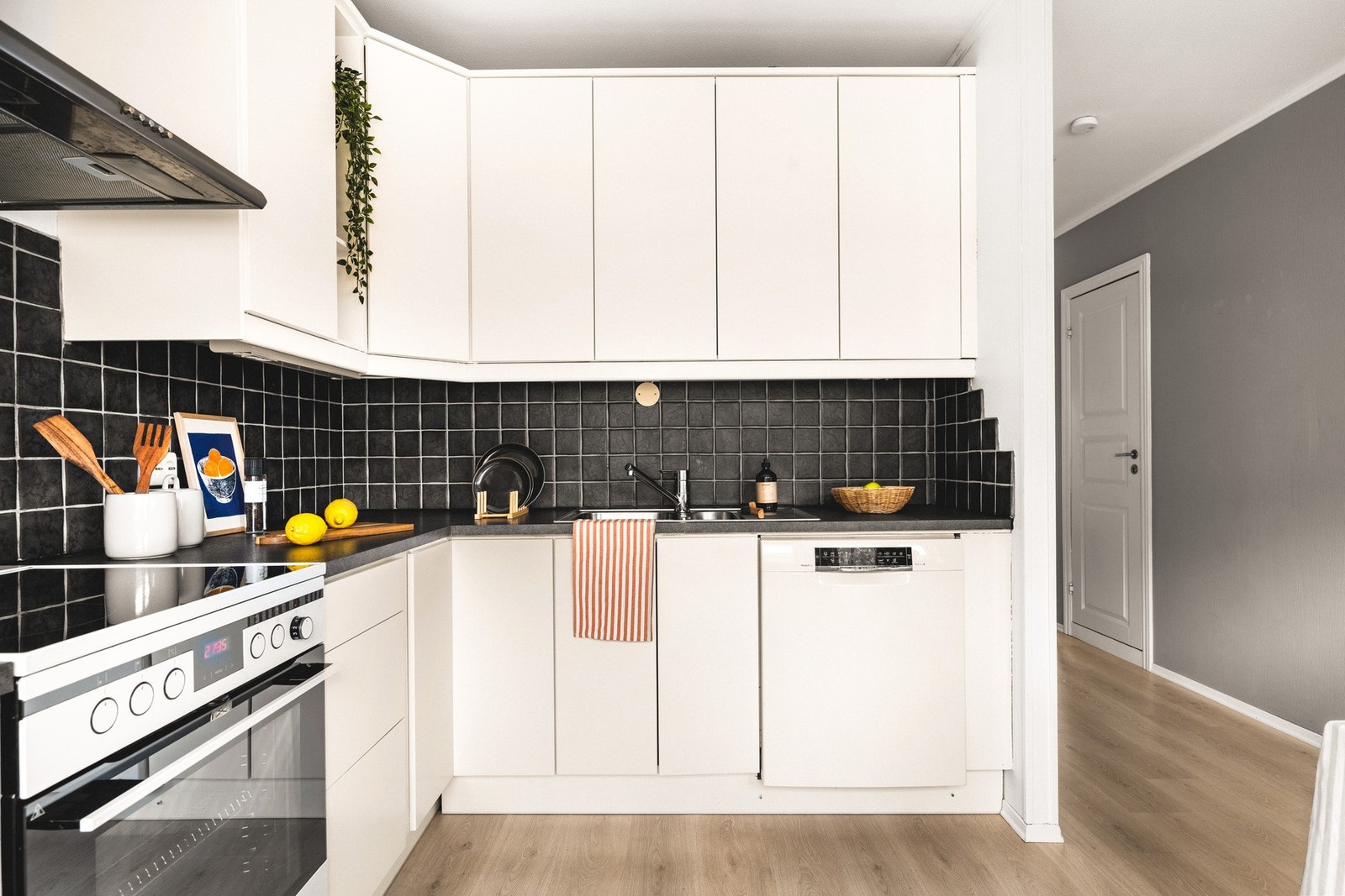 Kjøkkenet har en innredning fra IKEA med slette fronter fra 2022. Galleribilde