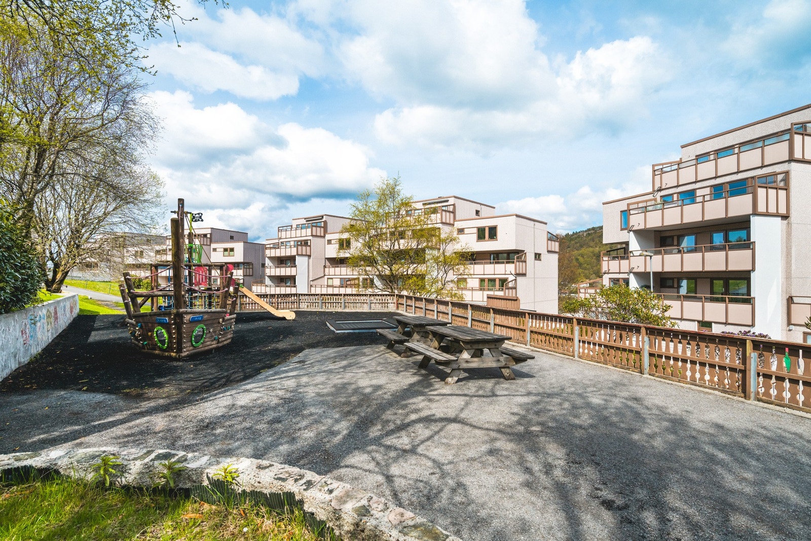 Det er kort vei til barnehage og skole, med Grøntunlien barnehage og Olsvikåsen videregående skole i umiddelbar nærhet. Galleribilde
