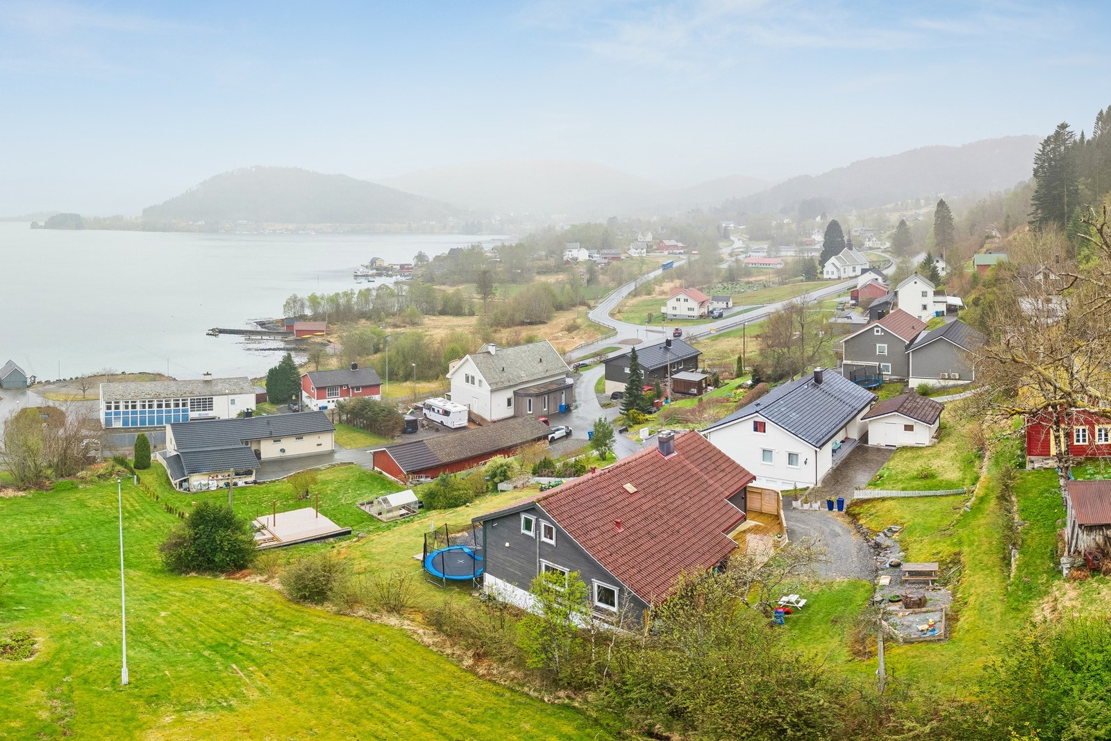 Tomten har fin utsikt over sjøen og fjell. Galleribilde