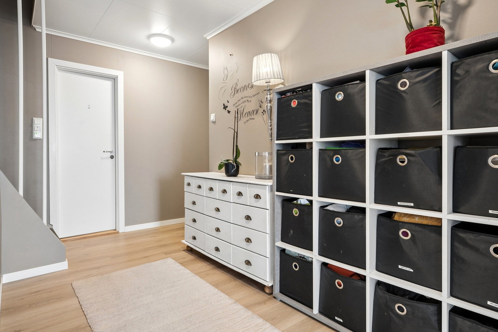 Gang med gode oppbevaringsmuligheter. Galleribilde