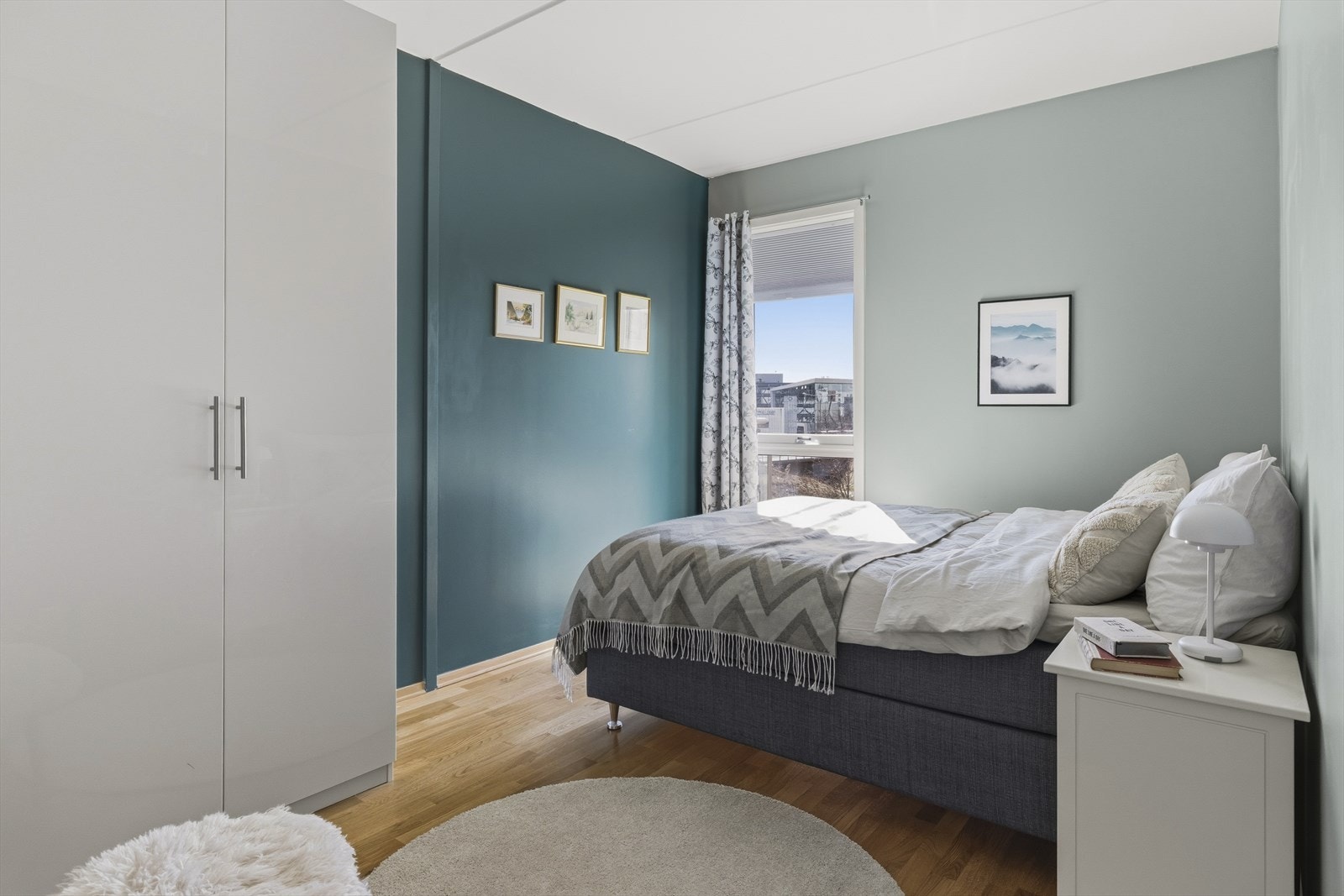Romslig hovedsoverom med inngang fra stuen. Galleribilde