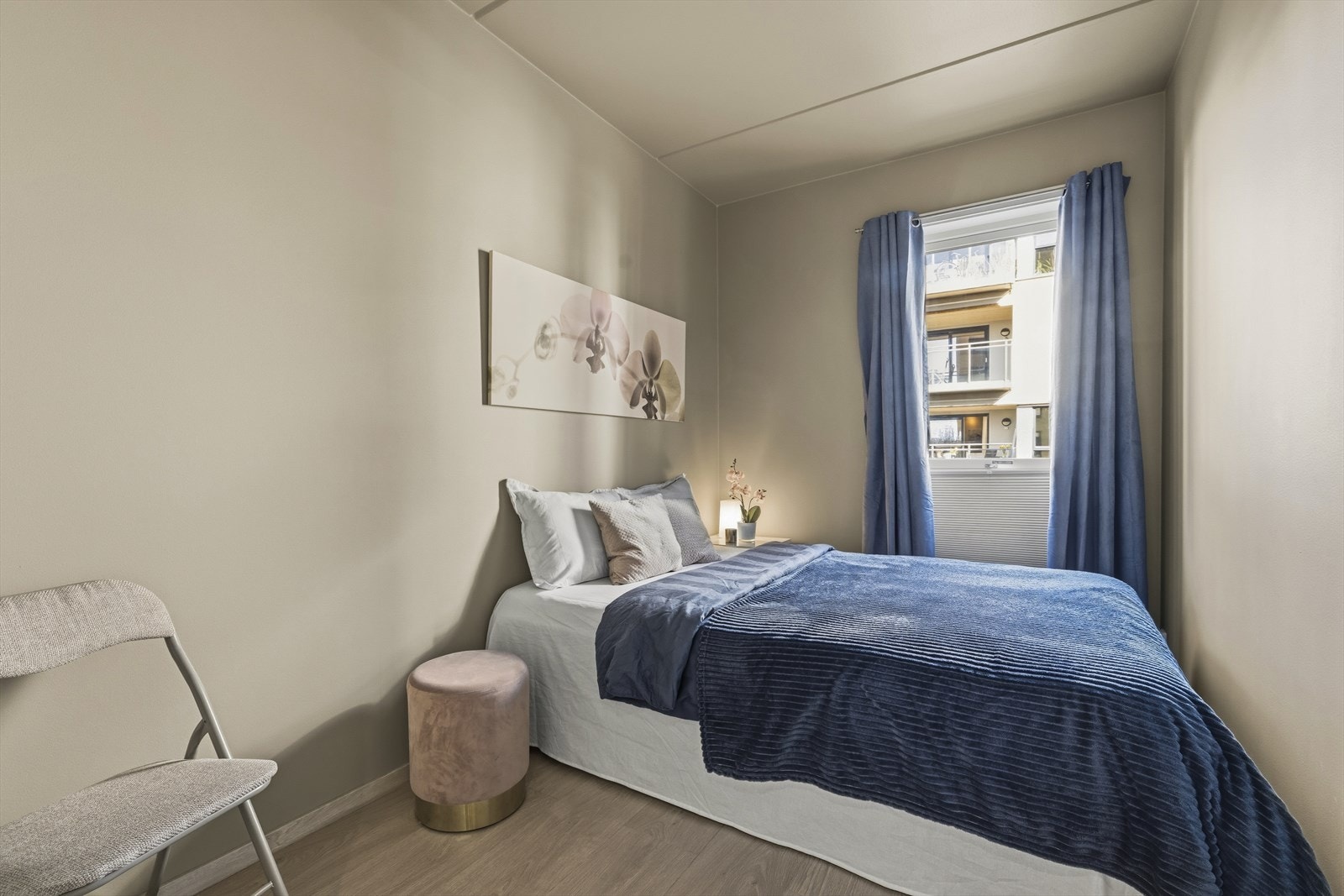 Romslig og lunt soverom med plass til seng og garderobe Galleribilde