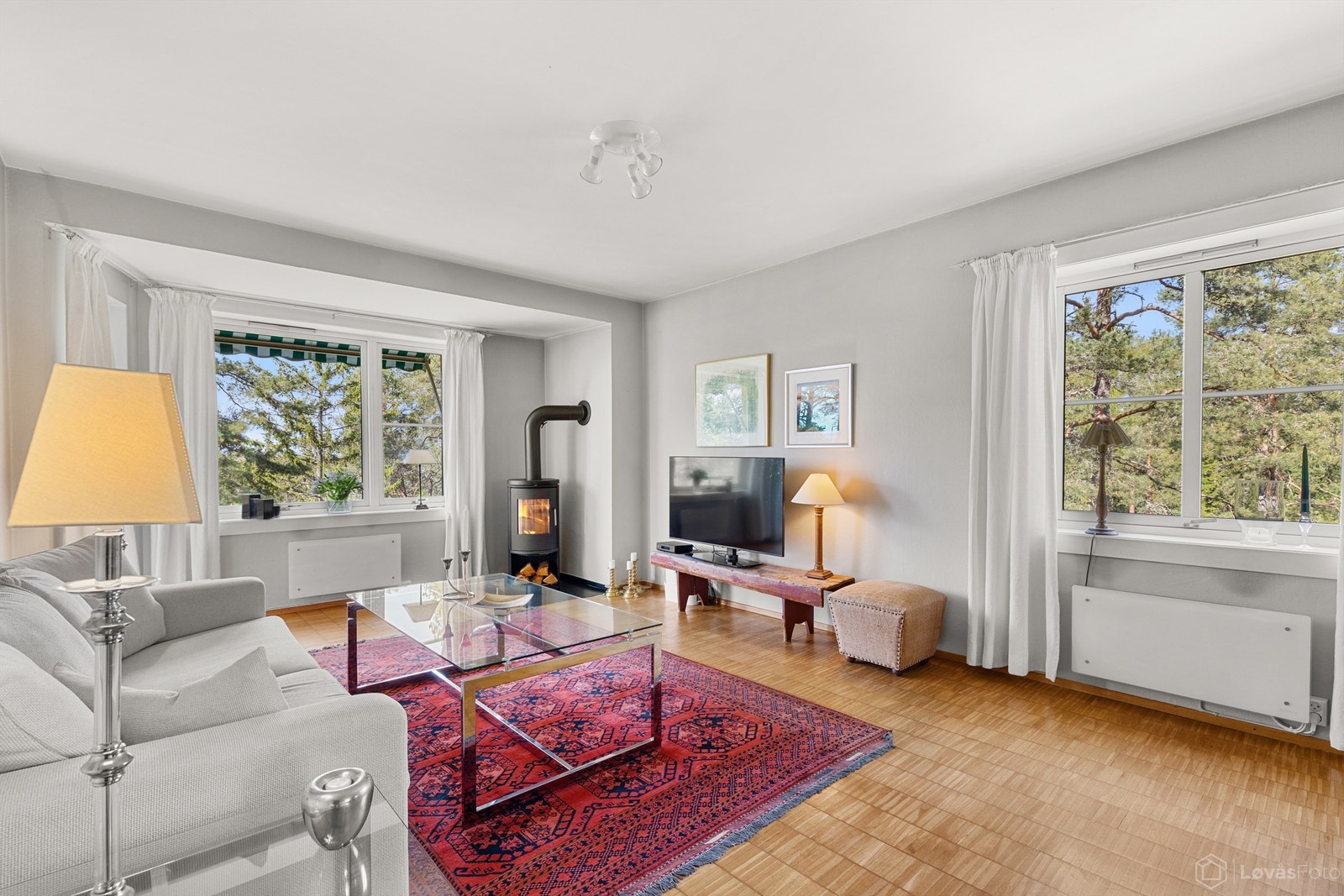 Dette er en lys og usjenert endeleilighet i 3. etasje, med en peisovn som gir ekstra varme og hygge.
Foto: Løvås Foto Galleribilde