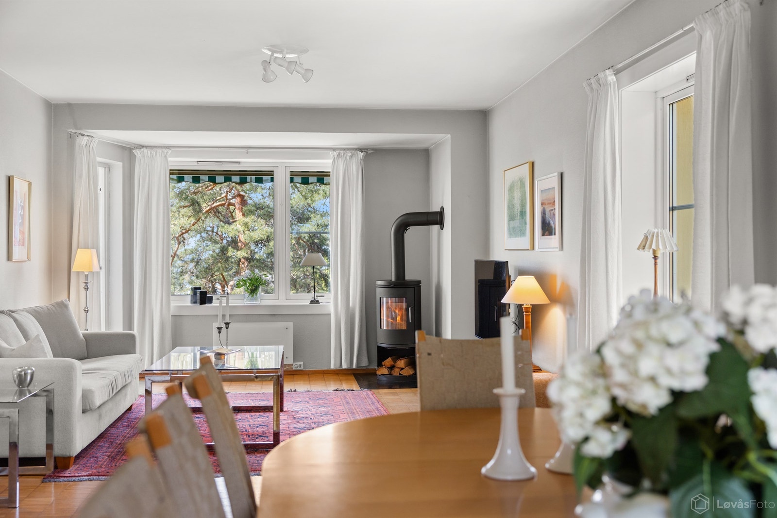 Fra spisestuen ser man rett inn i den lune stuen med peisovnen som et naturlig midtpunkt. Galleribilde