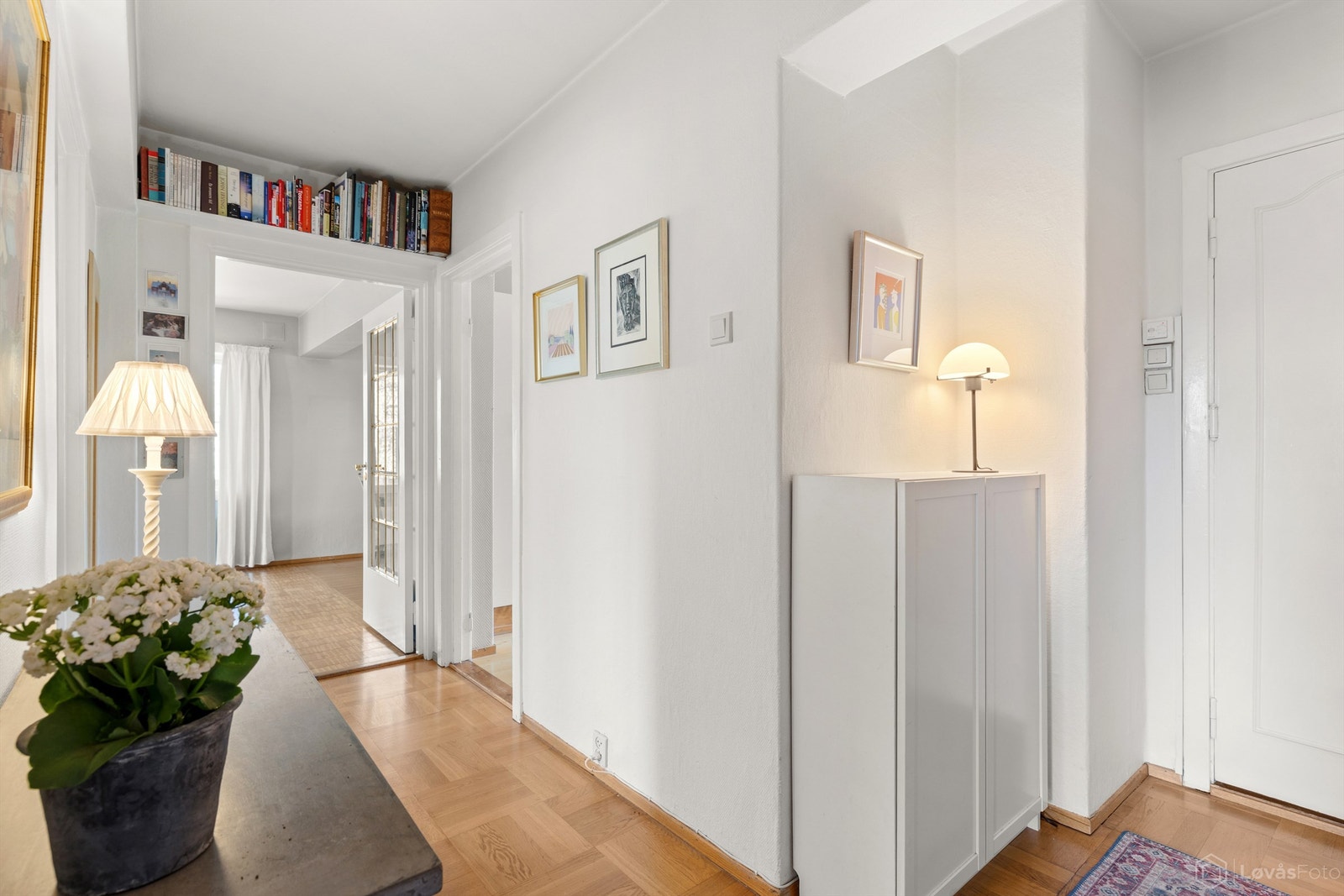 Gangen binder leiligheten sammen og har plass til oppbevaring. Galleribilde