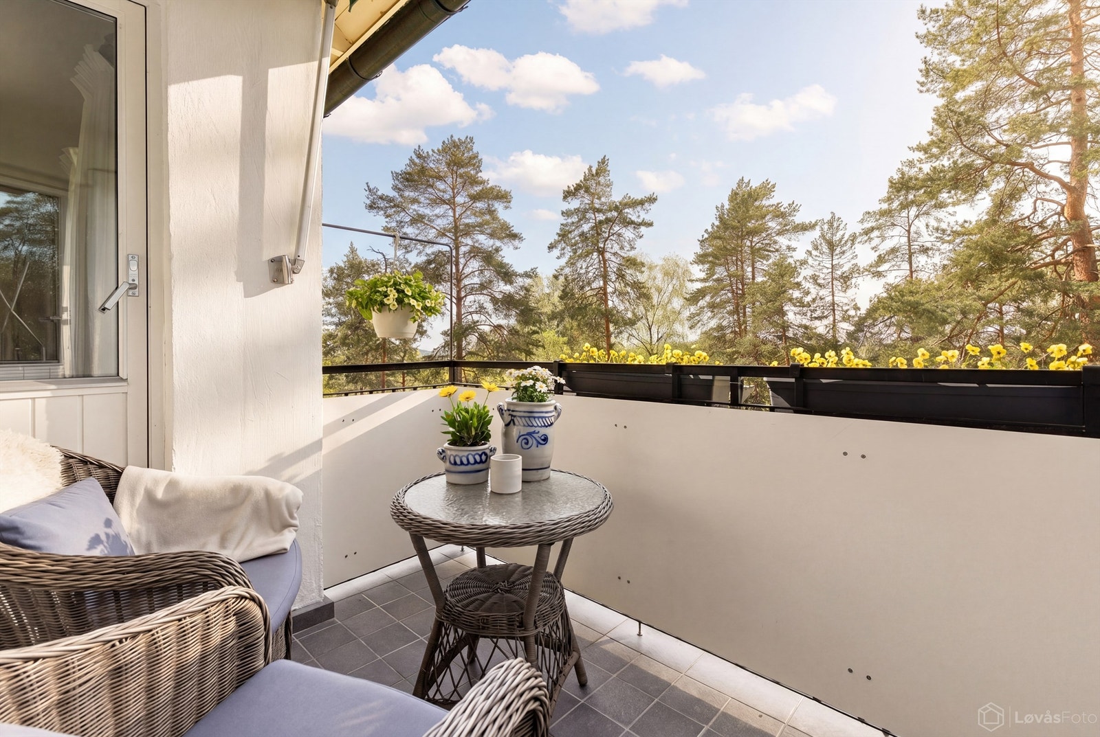 Den vestvendte balkongen er overbygget og har flislagt gulv. Galleribilde