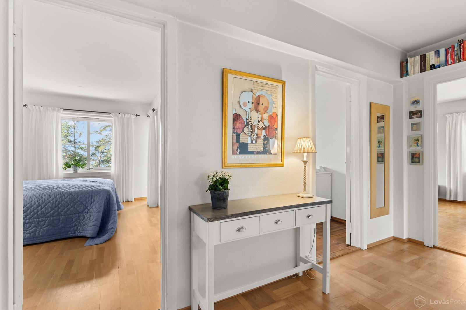 Fra gangen er det adkomst til alle rom. Dørene med glassfelt bidrar til å slippe lyset gjennom leiligheten. Galleribilde