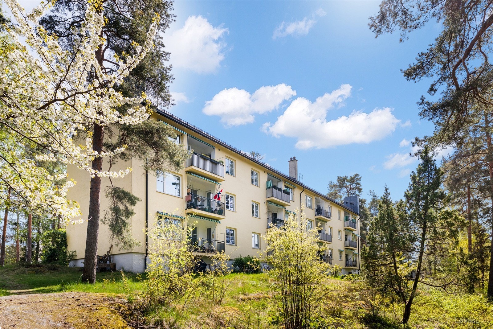 Til leiligheten følger det med garasjeplass i felles anlegg, samt rikelig med lagringsplass i tre boder. Galleribilde