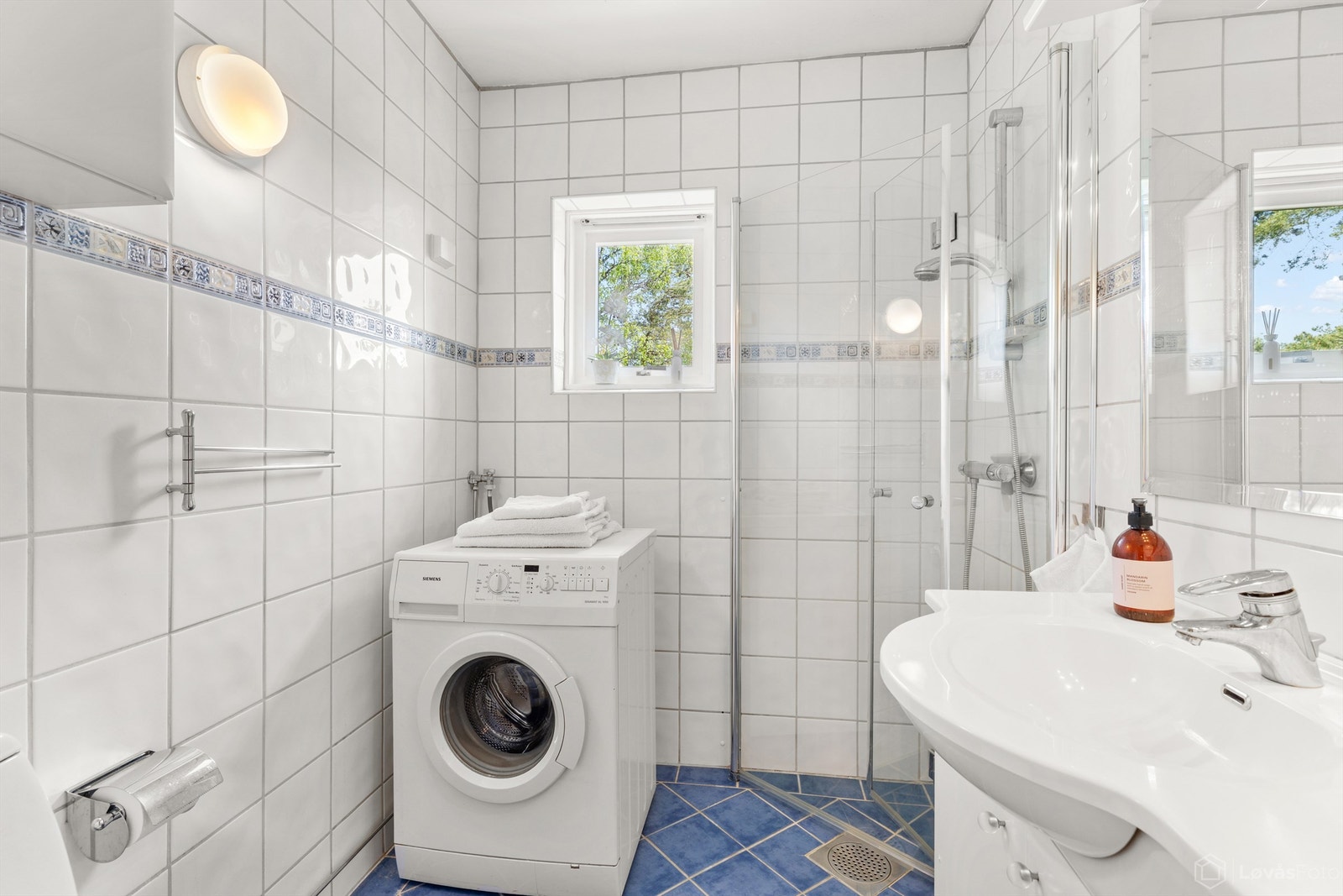 Badet ble totalrehabilitert i 2000 og har opplegg for vaskemaskin. Galleribilde