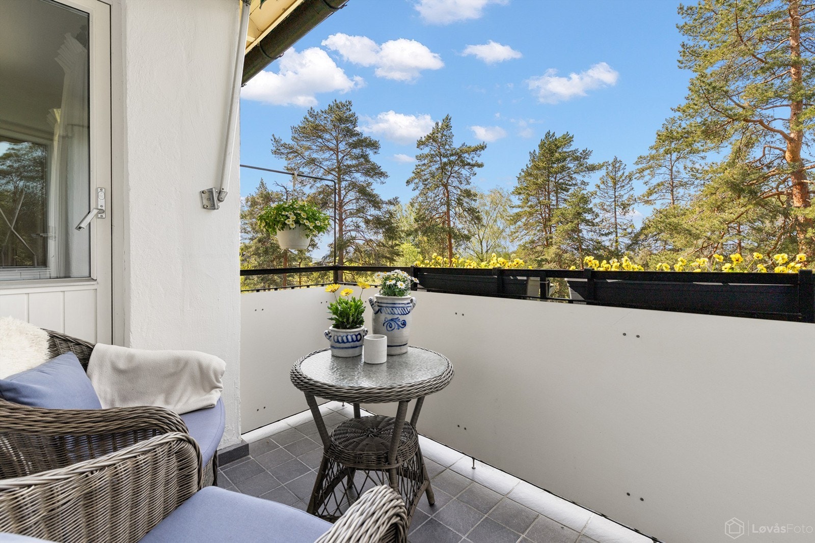Fra den overbygde, vestvendte balkongen kan du nyte utsikten mot et hyggelig skogsområde.
Foto: Løvås Foto Galleribilde