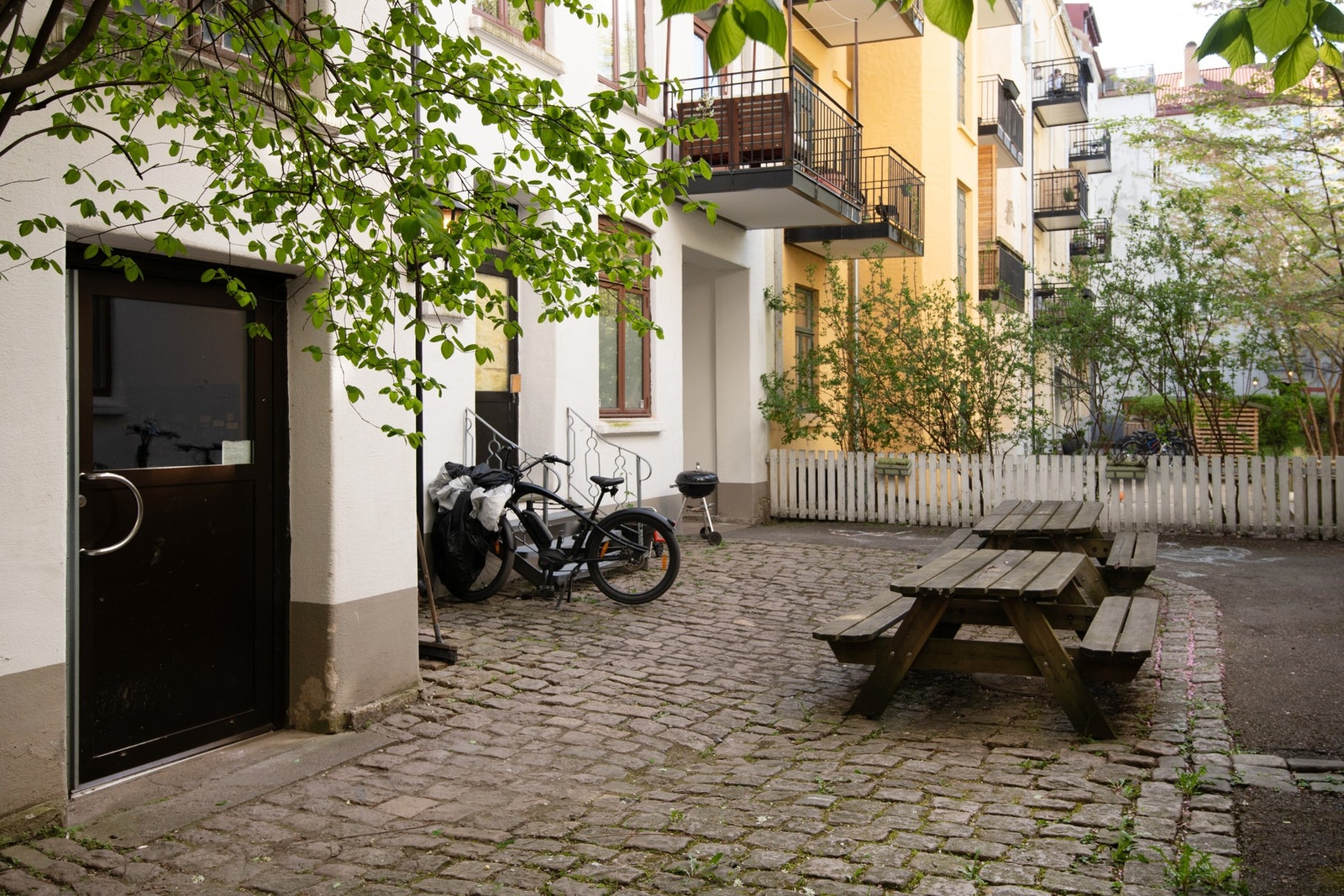 Romslige bakgårder er et kjærkomment avbrekk fra byens liv og puls. Galleribilde