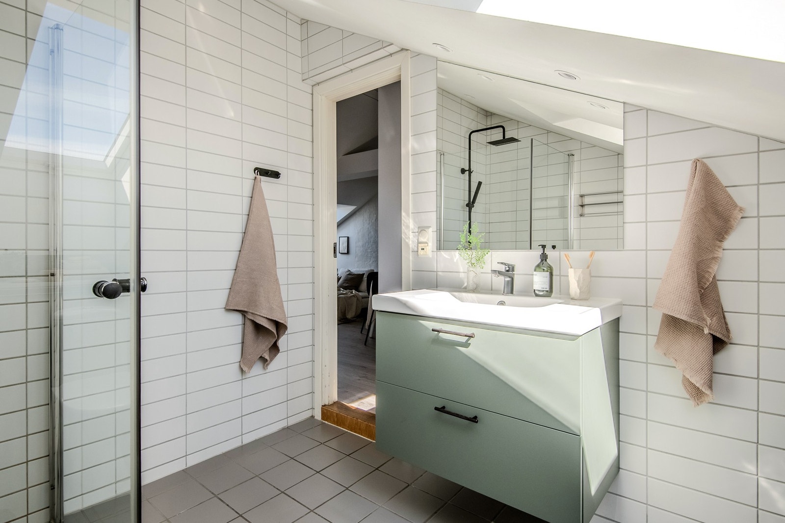 Romslig og pent baderom med mye naturlig lys! Galleribilde