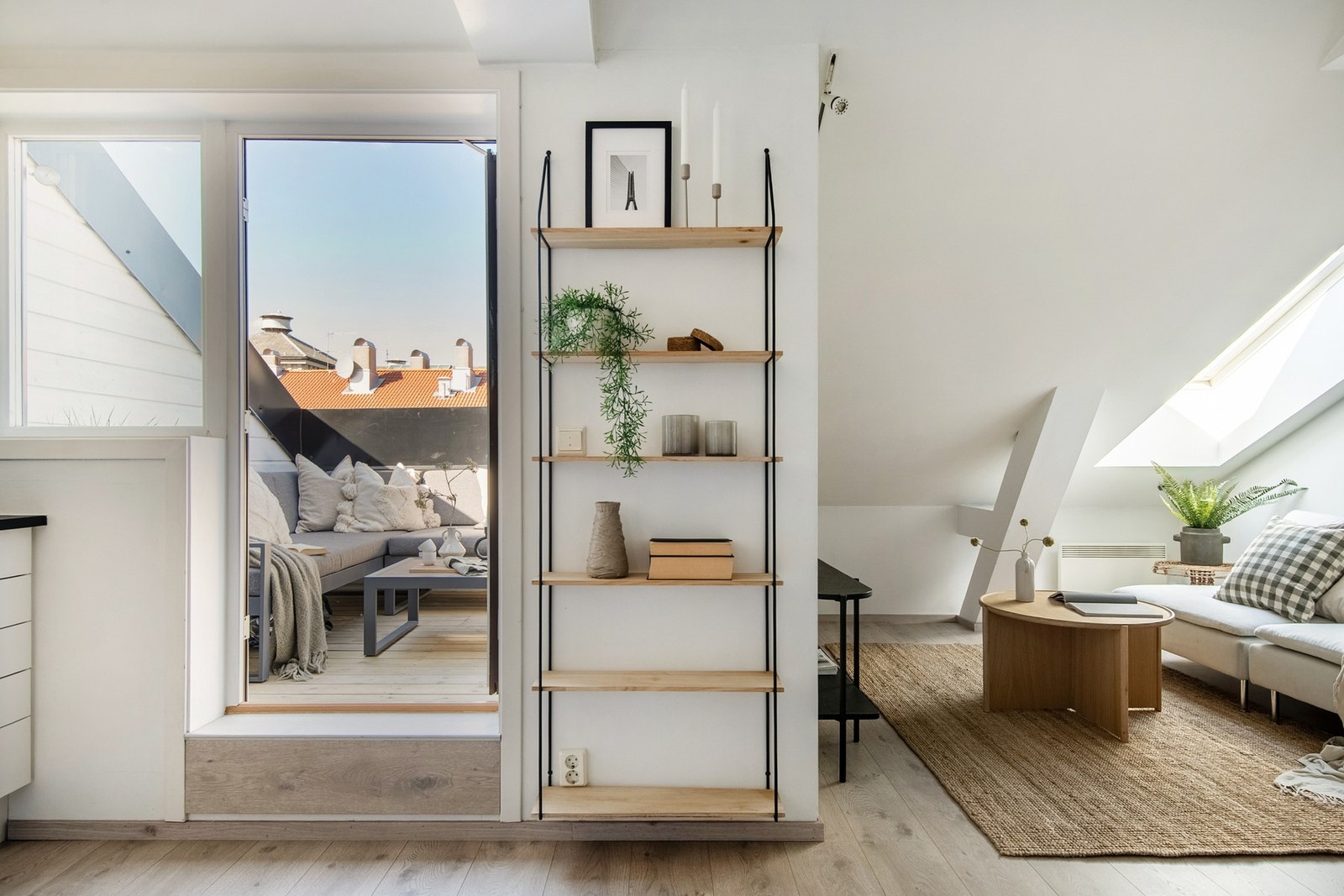 Terrassen har tilkomst via kjøkkenet, veldig praktisk dersom man skal servere gjestene! Galleribilde