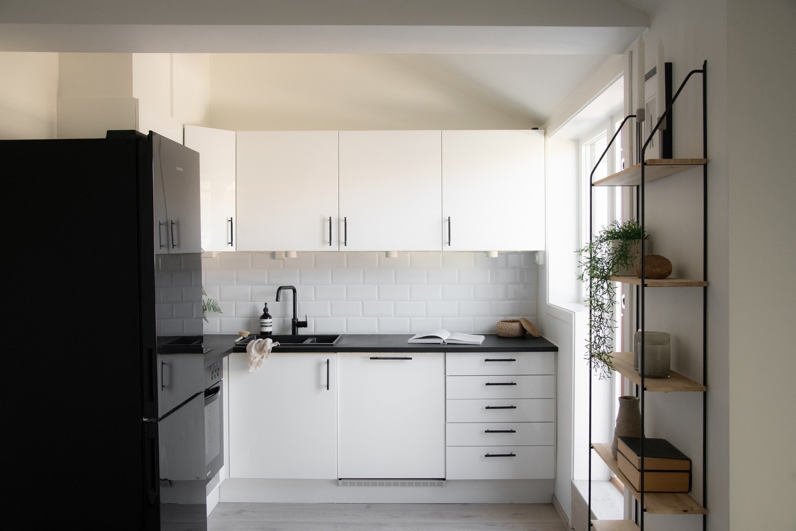 Benkeplate med
laminert overflate. Nedfelt kjøkkenvask med armatur. Integrert stekeovn, platetopp og oppvaskmaskin. Frittstående kjøleskap med fryser. Alle hvitevarer på kjøkken medfølger. Galleribilde