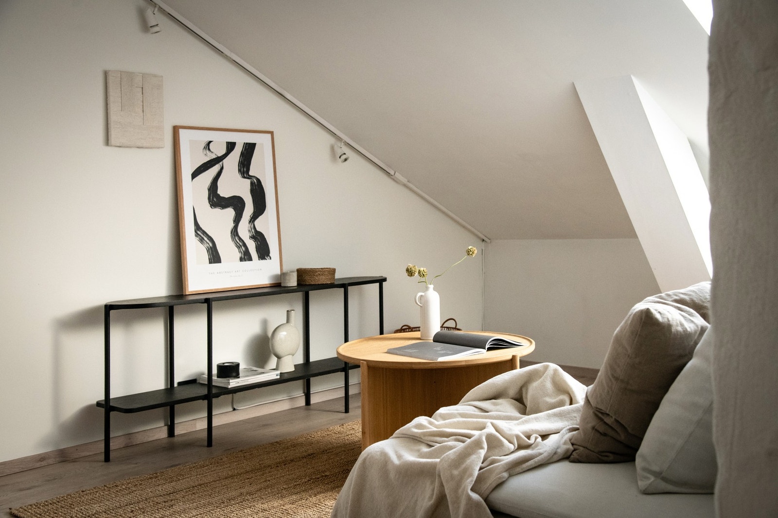 Stue med flere møbleringsmuligheter. Galleribilde
