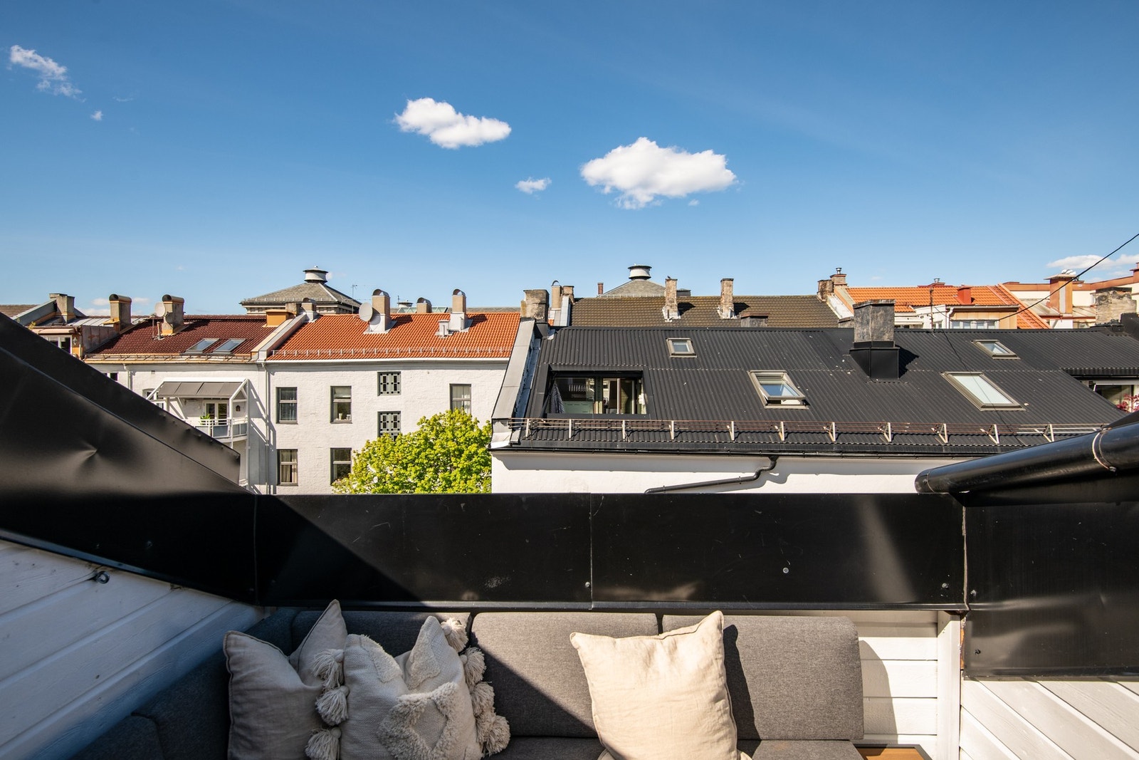 Når solen står høyt på himmelen sommerstid, har man gode solforhold på balkongen. Galleribilde