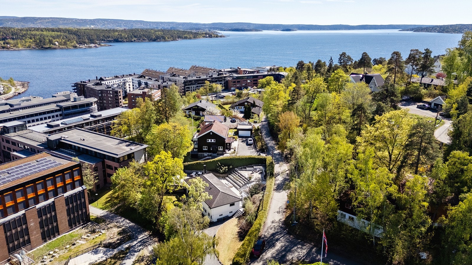 Skjermet og samtidig sentral beliggenhet med gangavstand til Lysaker. Kort vei til sjø, strand og bryggeanlegg. Galleribilde