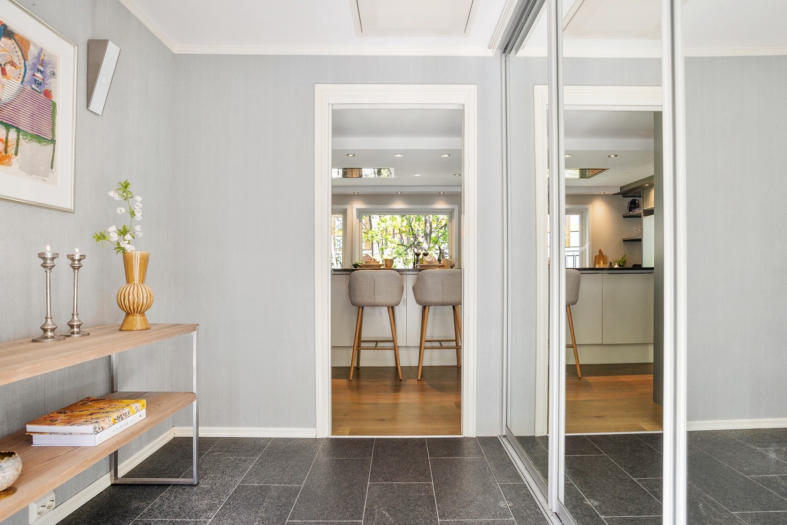 Flislagt entré med skyvedørsgarderobe Galleribilde