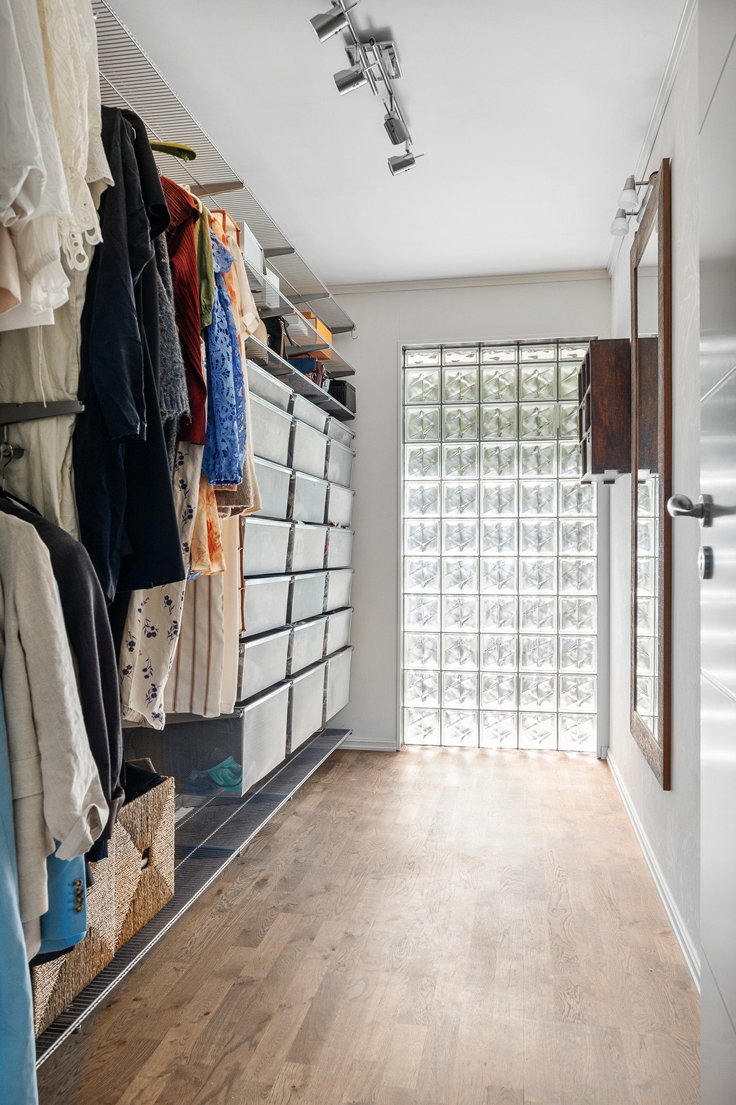 Walk-in closet Galleribilde