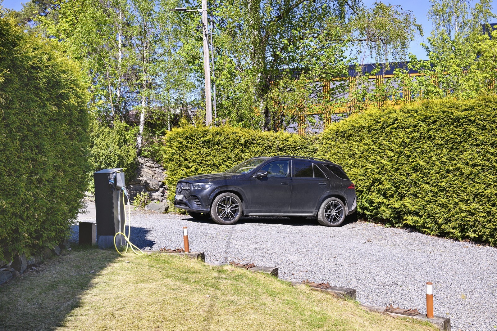 Godt med oppstillingsplasser på egen tomt. Det er installert Easee elbil-lader ved postkassen. Galleribilde