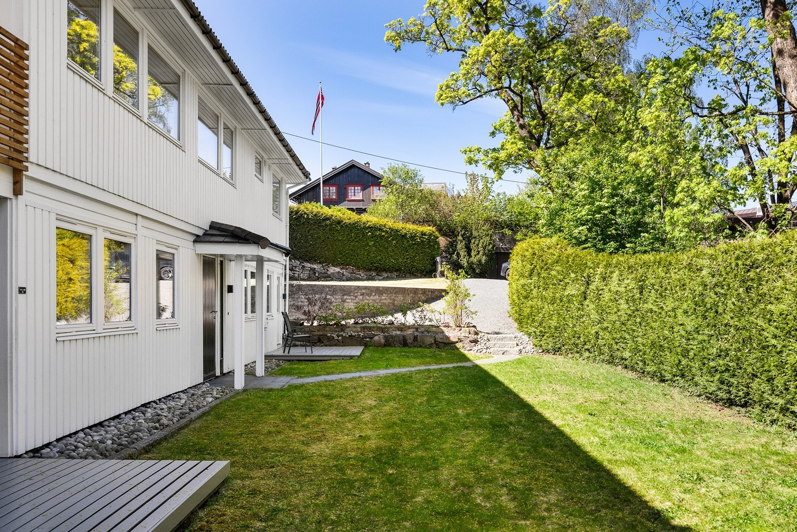 I underetasjen er det i dag innredet til to hybler med egen adkomst. Hyblene er ikke byggemeldt eller godkjent Galleribilde