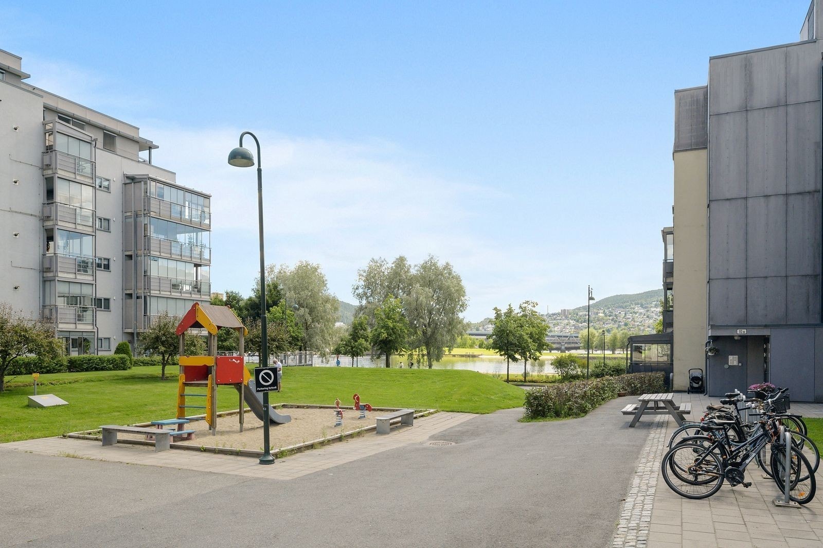 Leiligheten ligger i umiddelbar avstand til Bragernes Strand Galleribilde