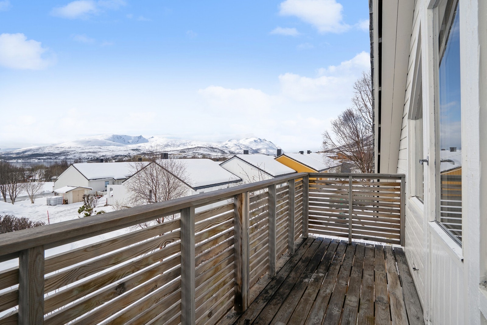 Fra balkongen har du fantastisk utsikt over fjell og natur. Galleribilde