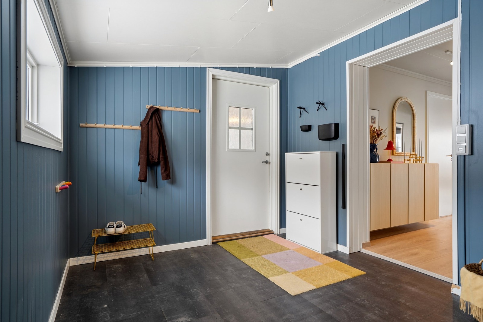 Romslig, tilbygget entré med god plass til lagring. Galleribilde