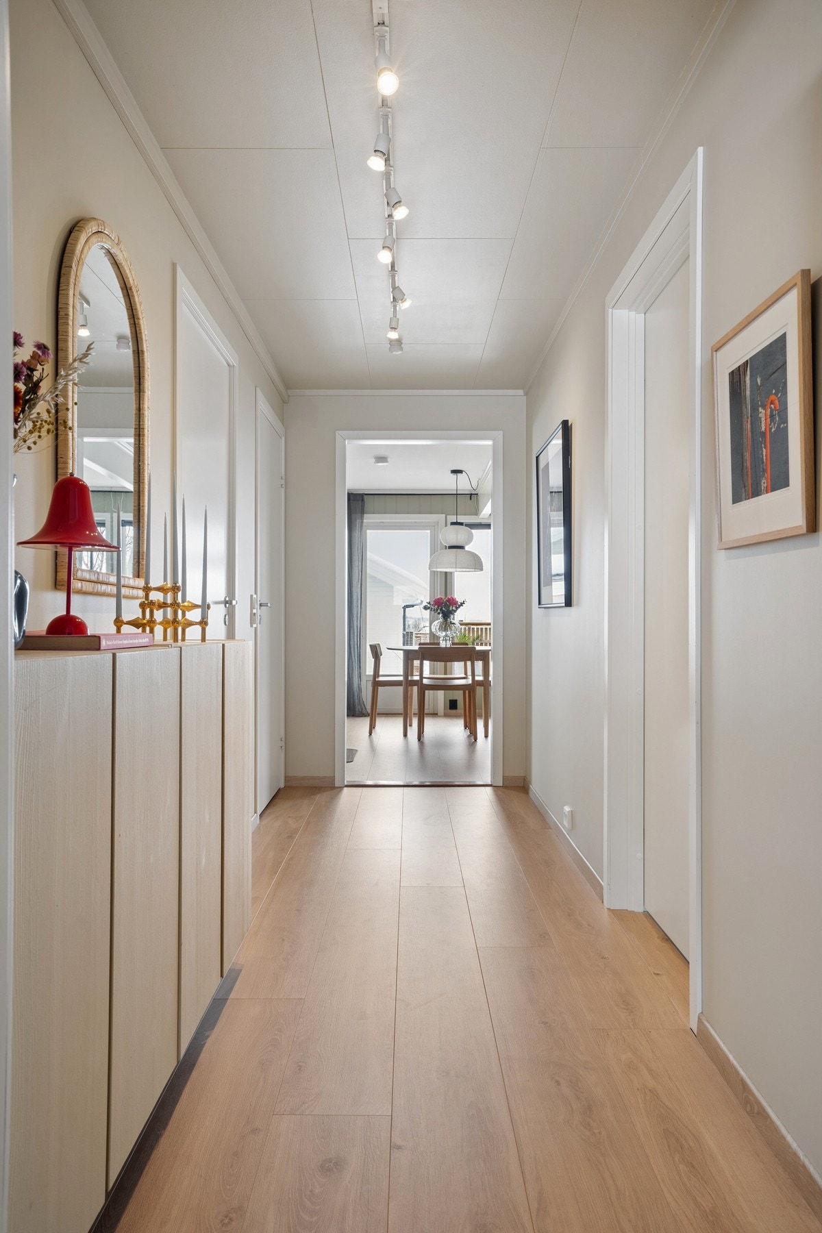 Gangen har laminat på gulvet og binder sammen soverommene, badet og oppholdsrommene i første etasje. Galleribilde