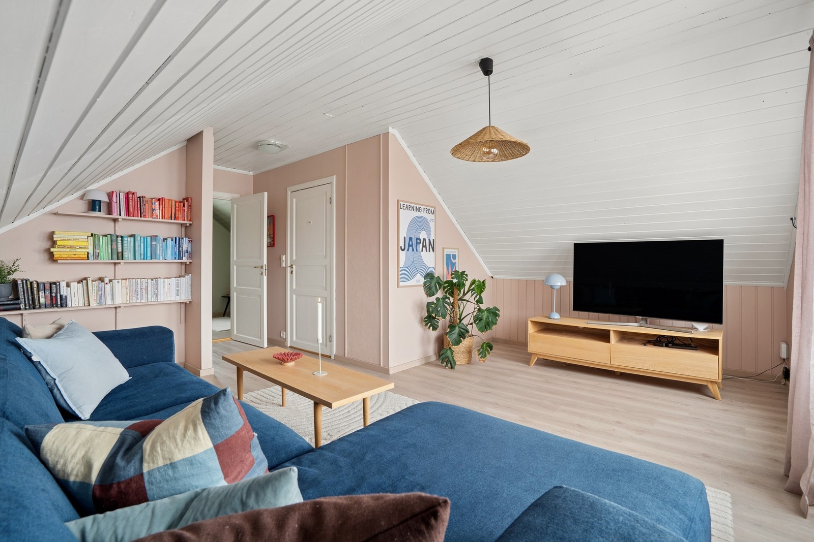 Loftstue med god takhøyde, flotte fargevalg og fine soner for både avslapning og TV-hjørne. Galleribilde