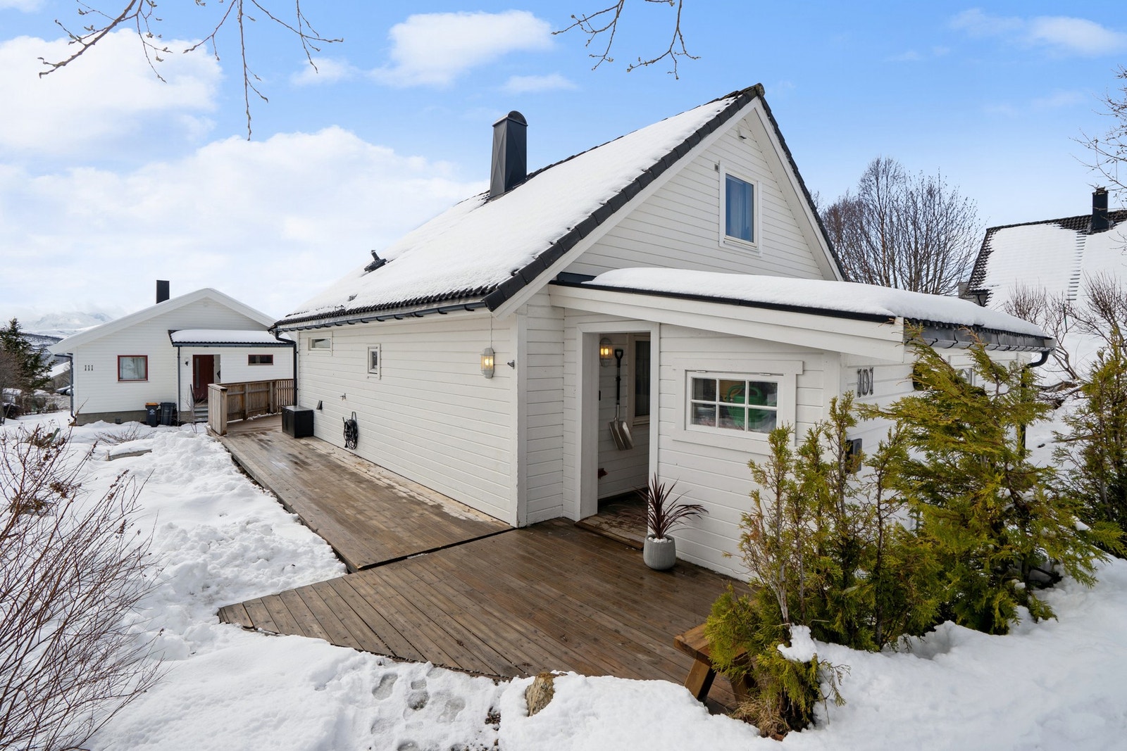 Platting foran takoverbygd inngangsparti, i forlengelse av terrasse. Galleribilde