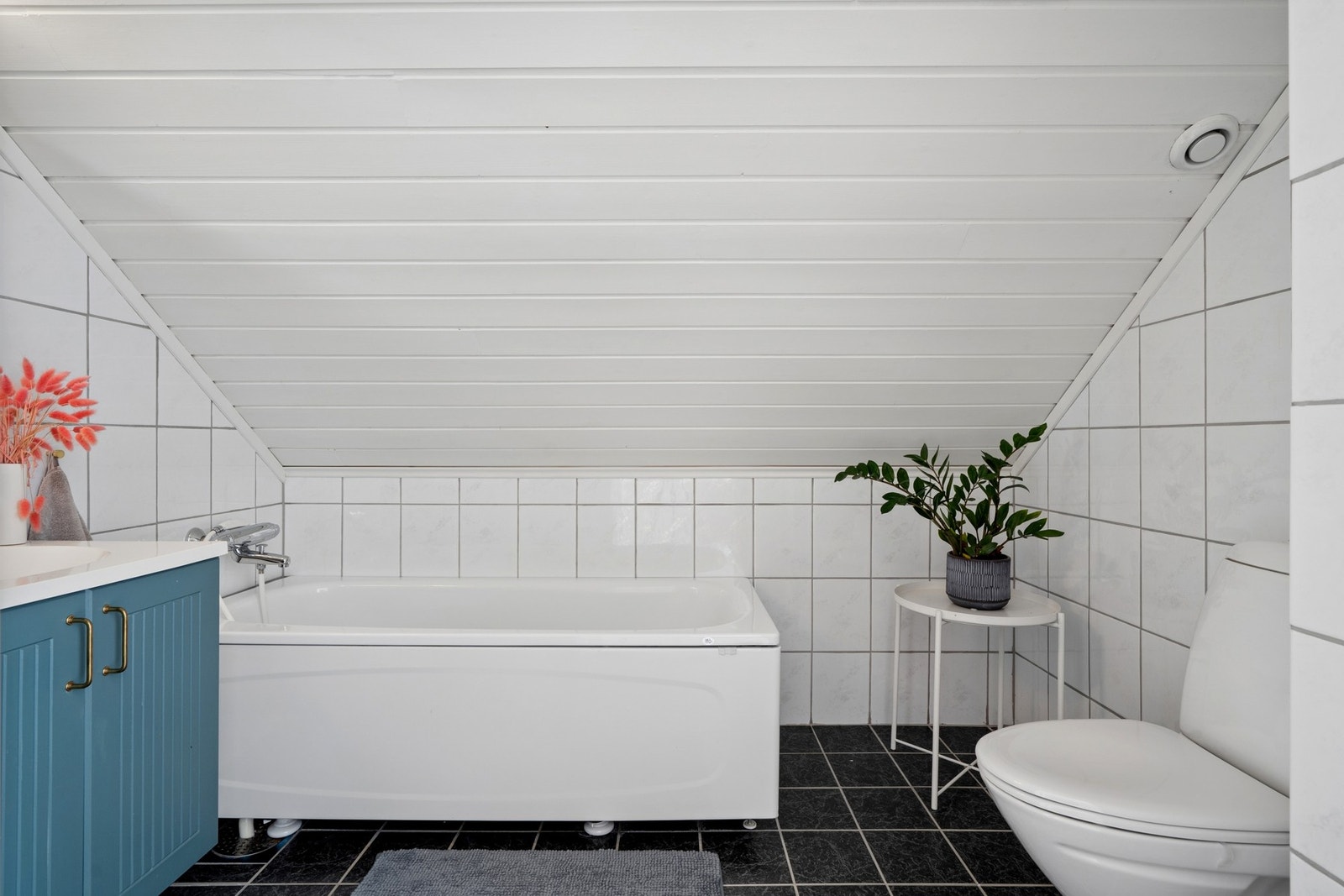 Bad i 2. etasje med badekar, stilig baderomsinnredning og toalett. Galleribilde