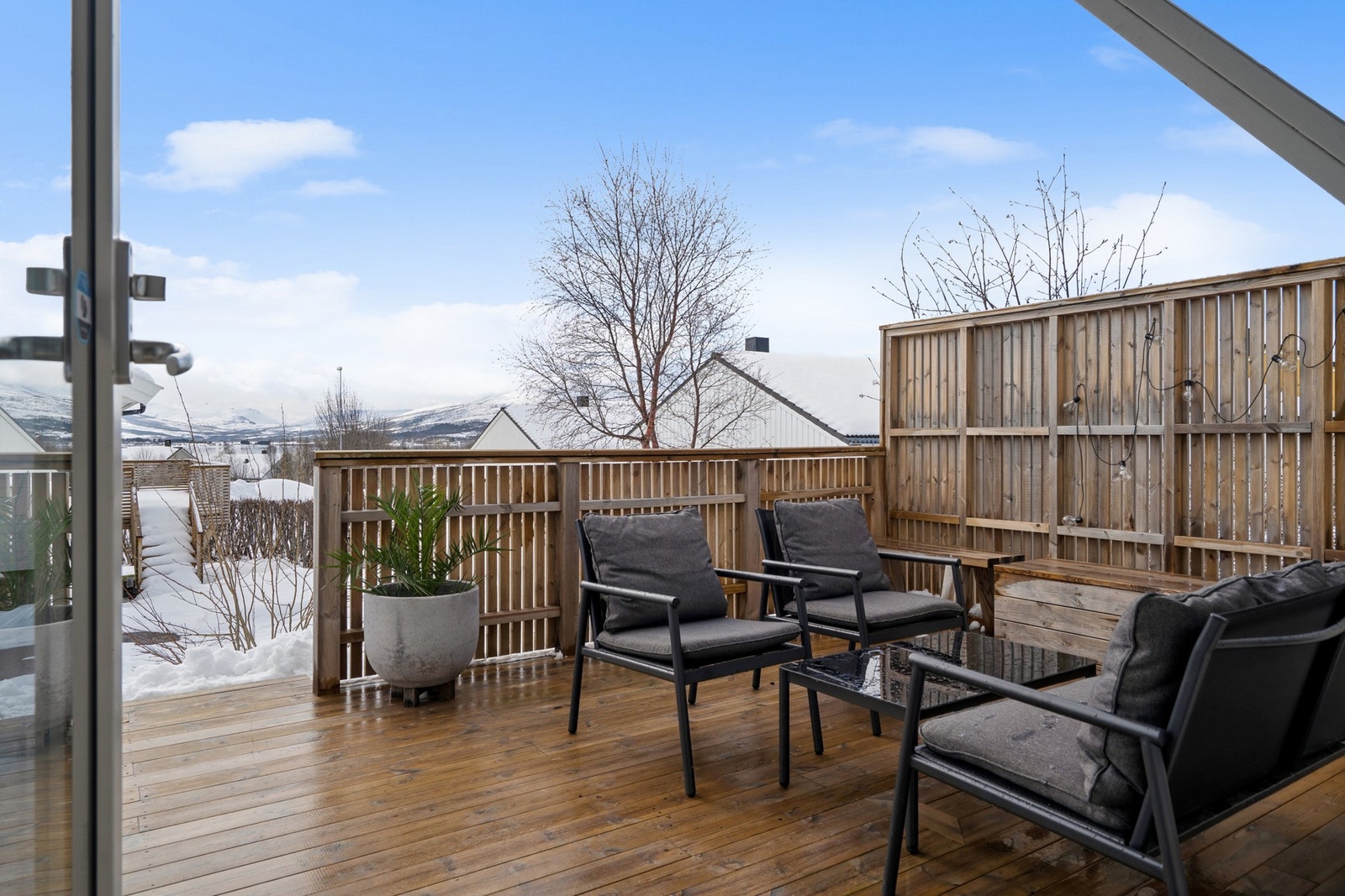 Fra stuen er det utgang til stor og solrik terrasse. Galleribilde