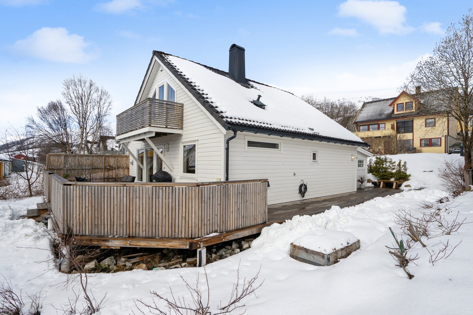 Stor terrasse rundt boligen, i tillegg til balkong på loft, hvor man kan nyte gode solforhold. Galleribilde