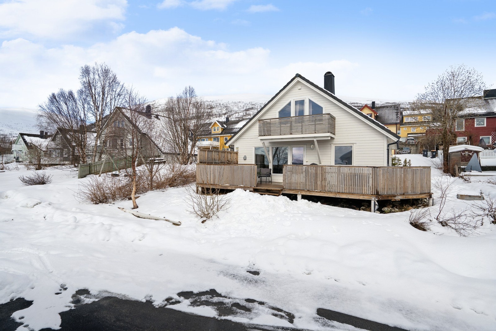 Flott uteområde med både platting og grøntareal. Velkommen på vising! Galleribilde
