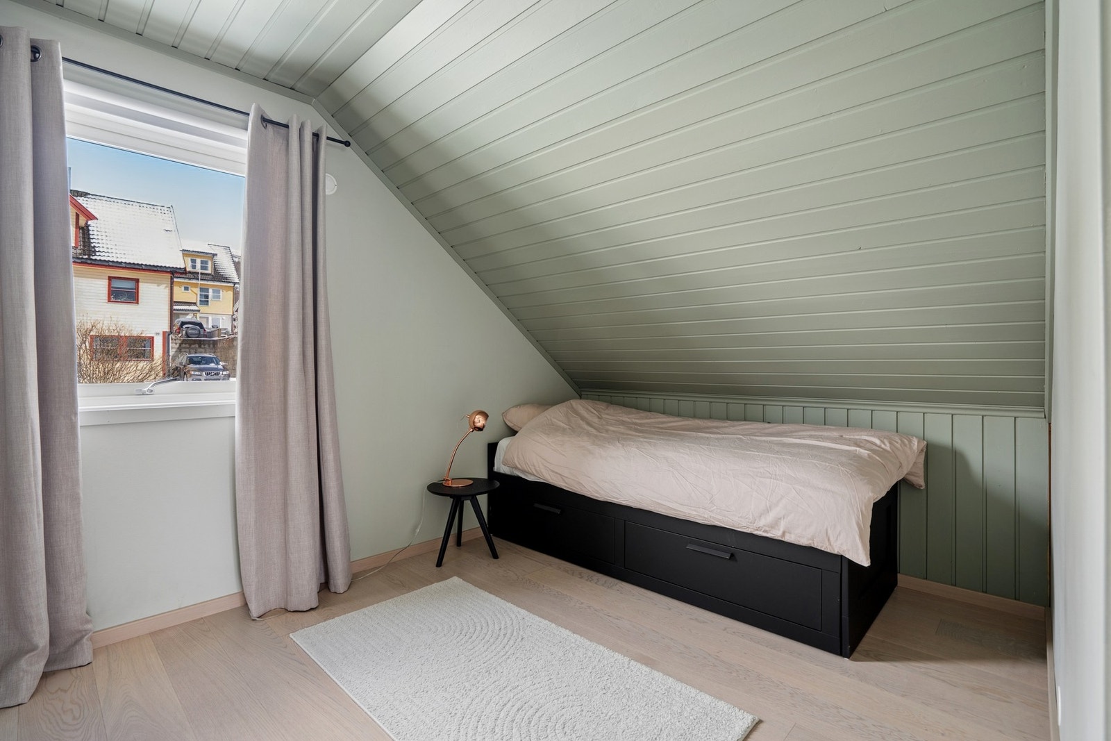 Soverom i 2. etasje av god størrelse med god plass til seng og andre møbler. Galleribilde