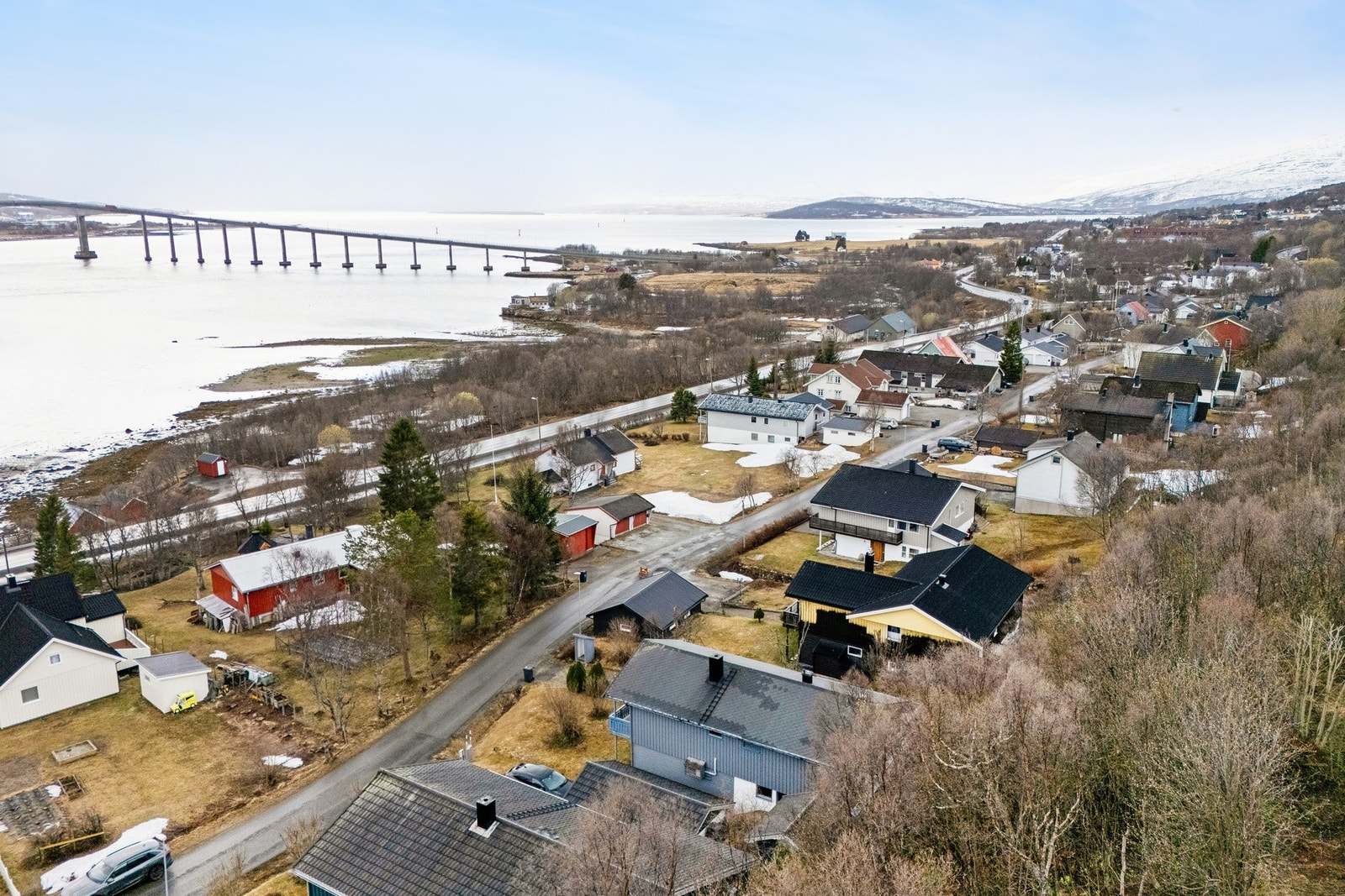 Fra eiendommen er det enkel adkomst til Tromsø lufthavn, som ligger omtrent 6 minutter unna med bil. Galleribilde