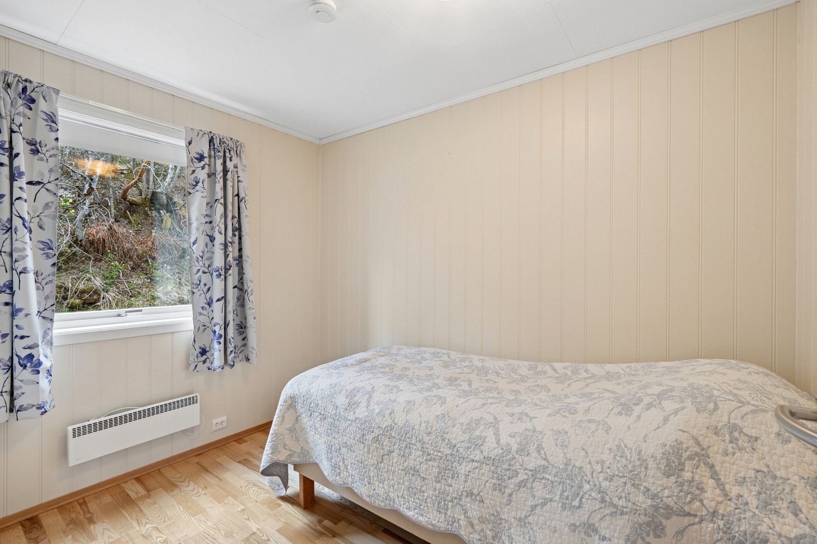 Det andre soverommet i hovedtasjen, med laminat på gulvet. Galleribilde