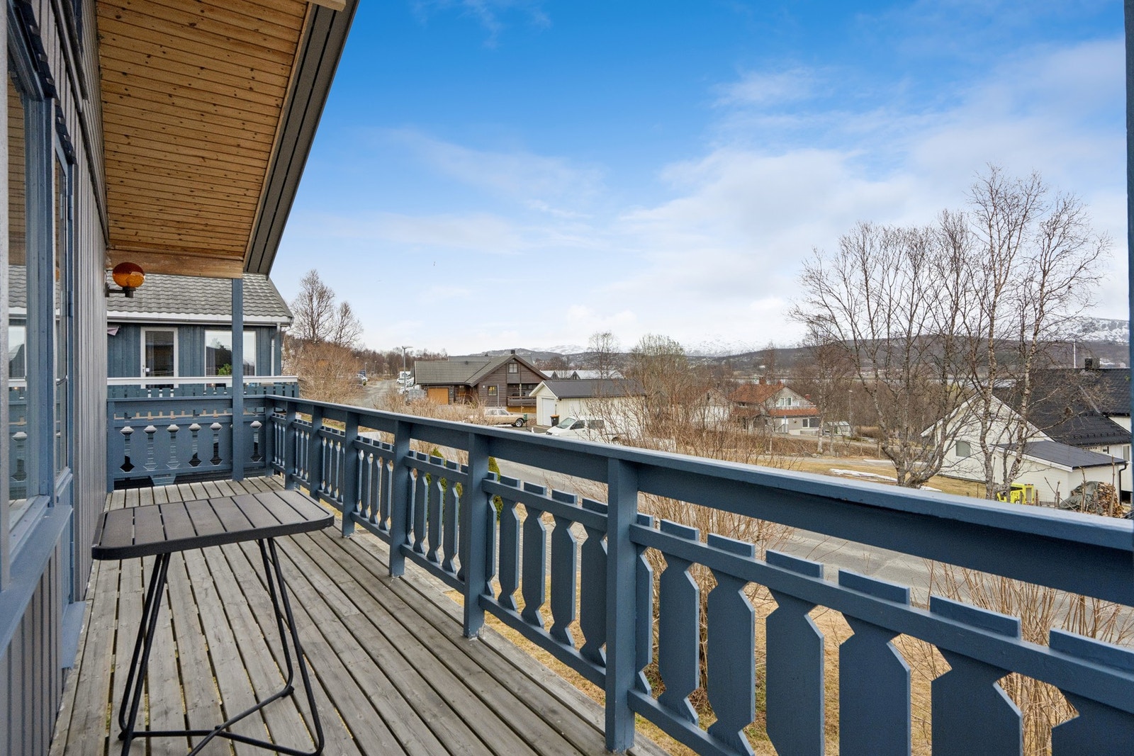 En flott uteplass med utsikt over nabolaget. Galleribilde