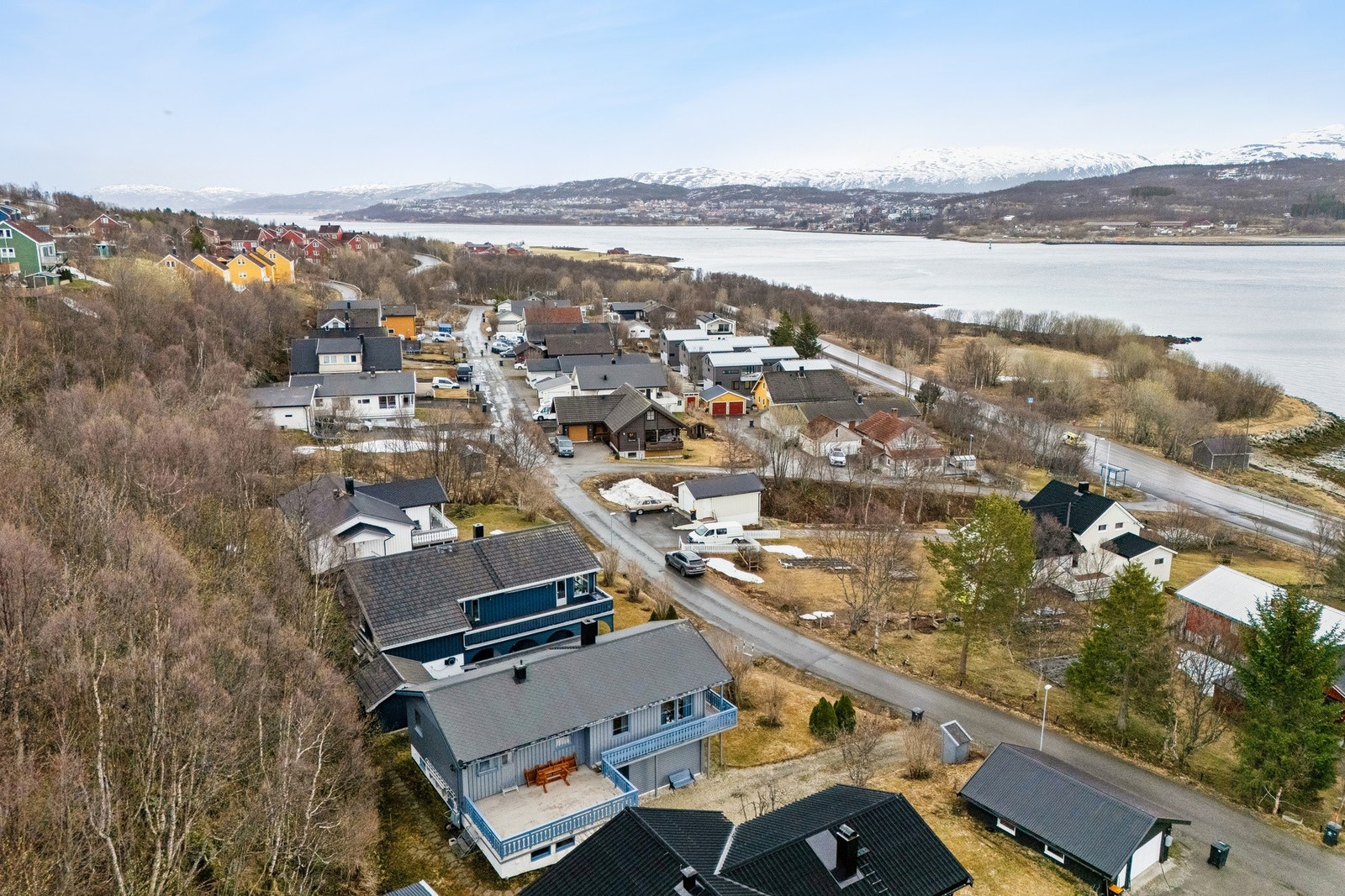 Eiendommen har en stor, delvis overbygget balkong på 46 m² og en lettstelt tomt. Galleribilde