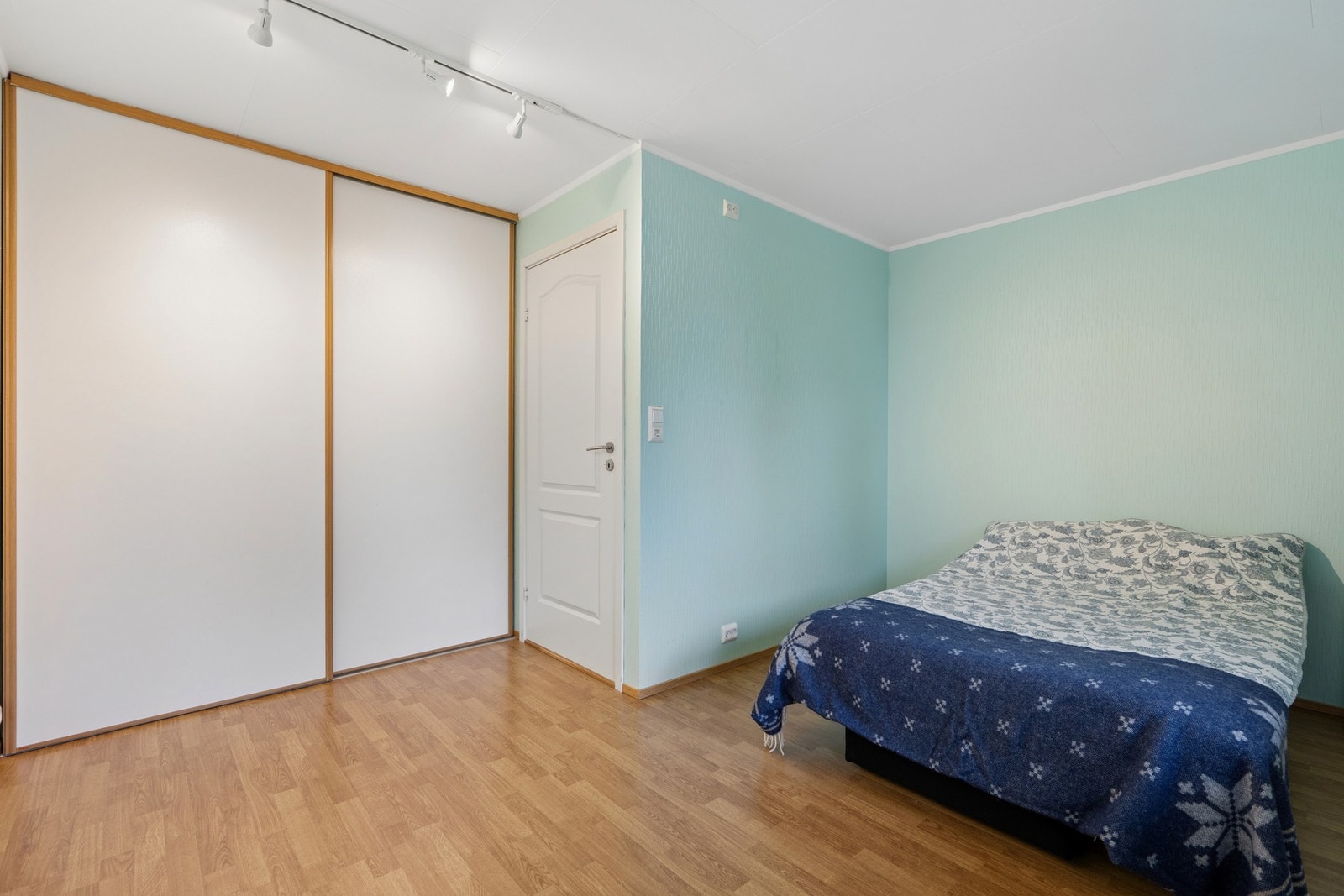 Rommet har plass til dobbeltseng og en stor garderobeløsning. Galleribilde